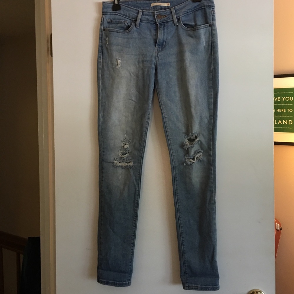 Light Wash Distressed Levi’s 711 Skinny Jeans